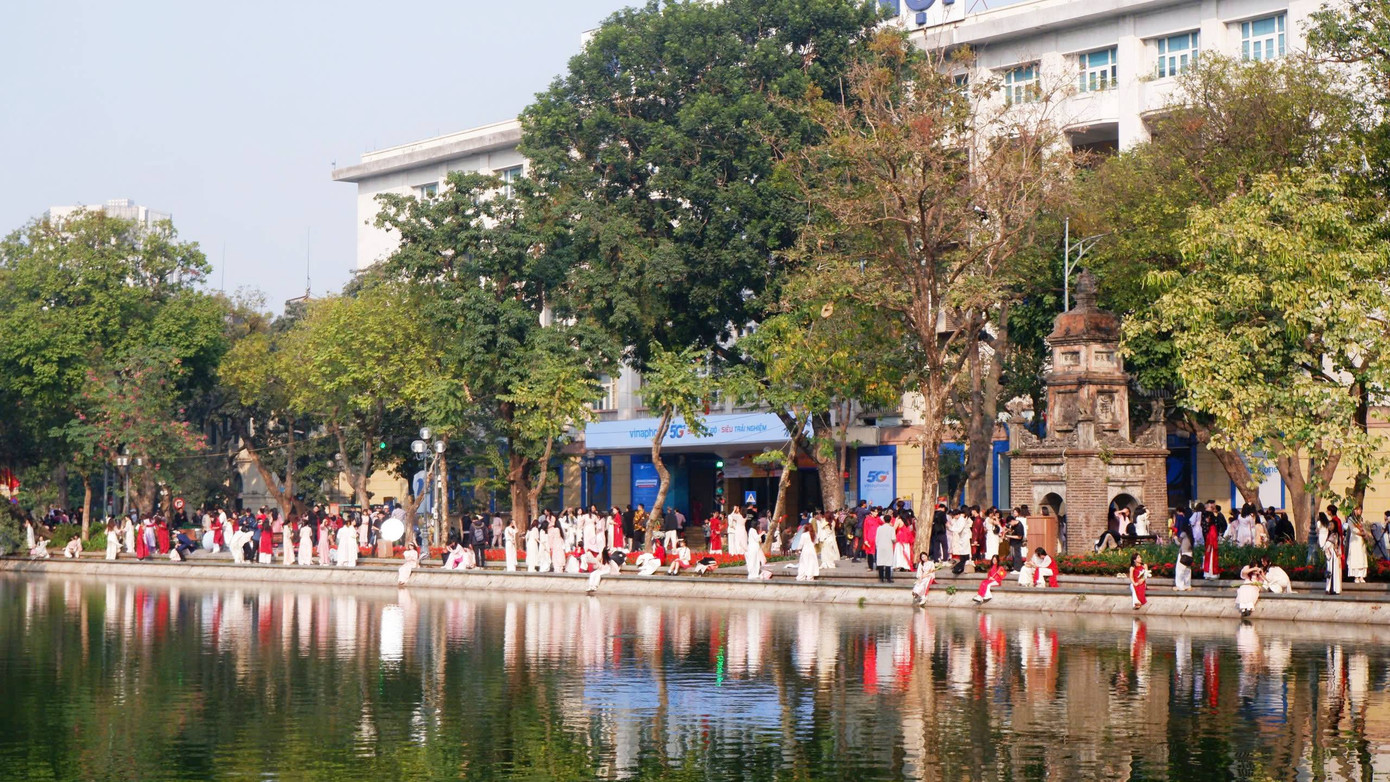 Dọc bờ Hồ Gươm chật kín người chụp ảnh áo dài cho dịp Tết Nguyên đán. Ảnh: Tú Oanh.