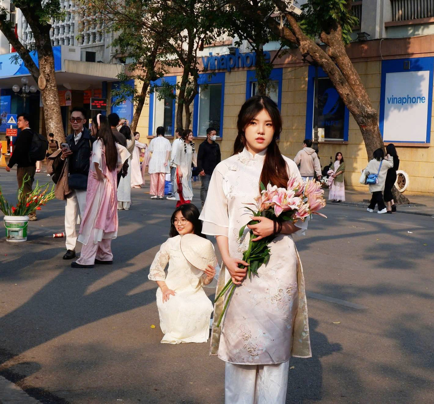 Ngày cuối tuần mùa đông nắng đẹp, thích hợp cho các cô gái khoe sắc với tà áo dài truyền thống. Ảnh: Tú Oanh.