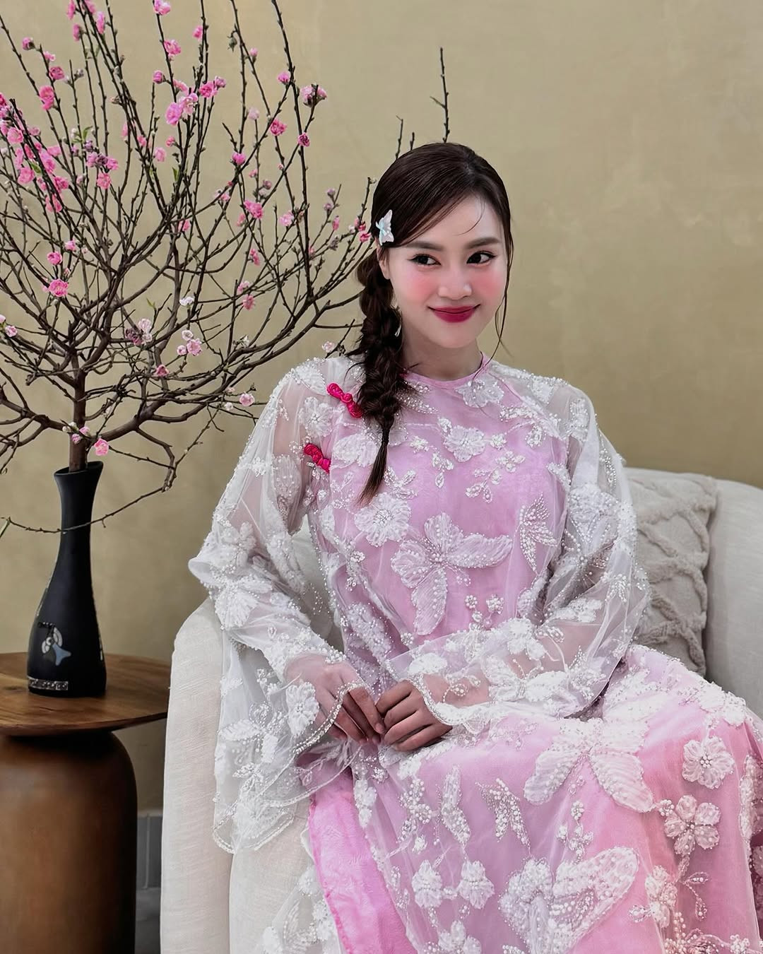 Ninh Dương Lan Ngọc cũng chọn áo dài làm trang phục vào ngày 28 Tết. Cô chia sẻ khoảnh khắc rạng rỡ bên hoa đào hồng tươi. &quot;Mai Tết rồi, giờ mặc bộ này đi dọn dẹp này. Cả nhà dọn tới đâu rồi?&quot;, nữ diễn viên hỏi thăm người hâm mộ.