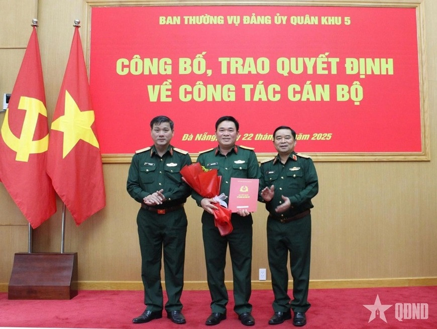 Lãnh đạo Quân khu 5 trao quyết định và tặng hoa chúc mừng Đại tá Đinh Văn Hưng. Ảnh: QĐND. Lãnh đạo Quân khu 5 trao quyết định và tặng hoa chúc mừng Đại tá Đinh Văn Hưng. Ảnh: QĐND.