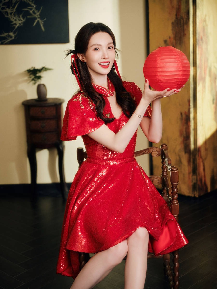 Tưởng Hân chọn xường xám cổ điển, còn Kim Thần có phần &quot;cưa sừng làm nghé&quot;.