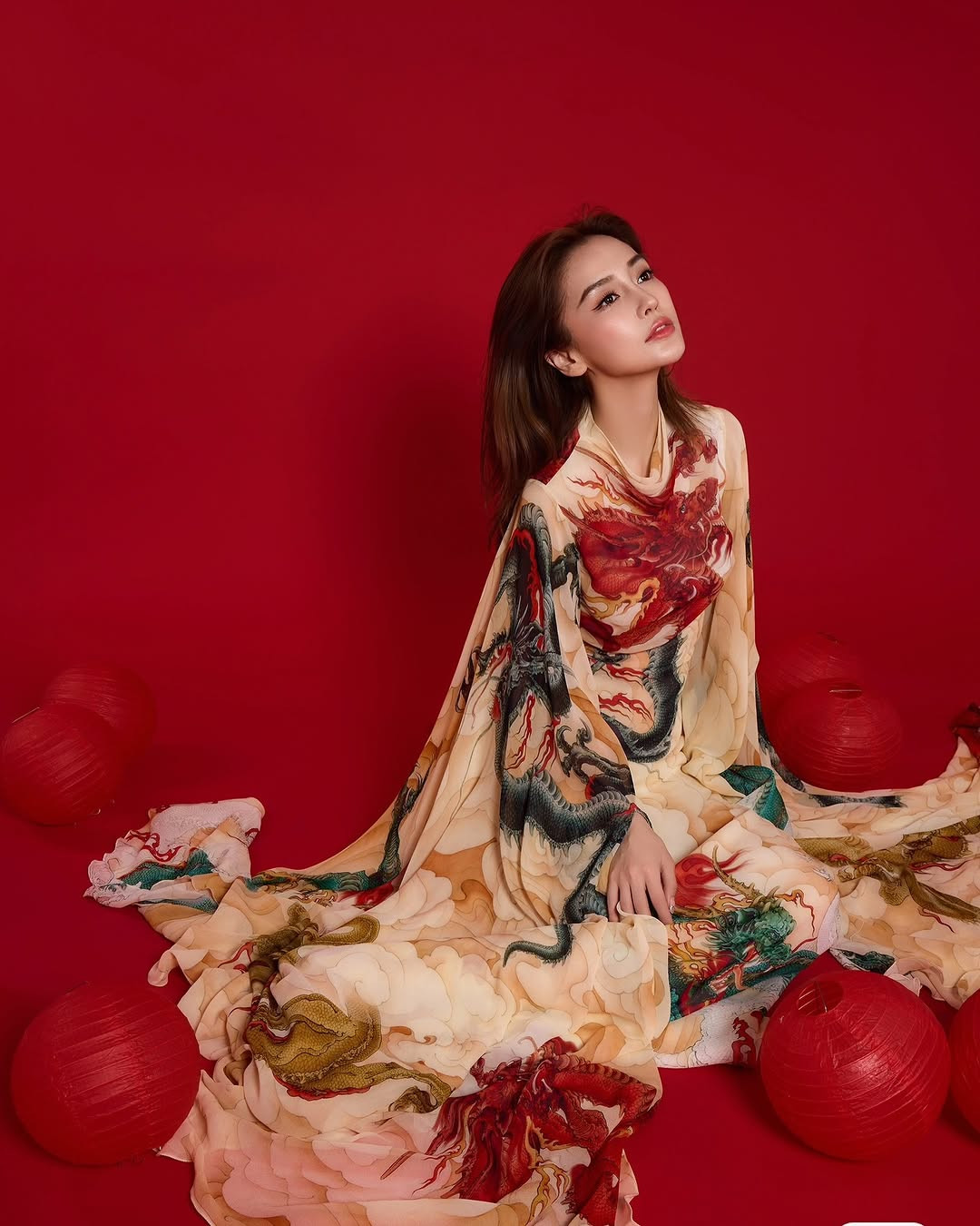 Angelababy xuất hiện trong bộ váy họa tiết rồng rắn gửi lời chúc tốt lành đến người hâm mộ. Dù danh tiếng không còn được như xưa, nhan sắc vợ cũ Huỳnh Hiểu Minh vẫn khiến nhiều cư dân mạng xiêu lòng. Sau nhiều tháng bị cấm sóng do xem show Lisa, Angelababy cuối cùng cũng được trở lại với Tương tư lệnh. Tuy nhiên, bộ phim cổ trang không nhận được phản hồi tích cực từ khán giả, ngược lại còn bị chê bai thậm tệ.