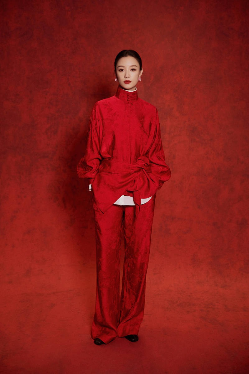 Nghê Ni chọn phong cách phi giới tính, khác xa với vẻ gợi cảm thường thấy. Châu Dã toát ra vẻ nữ tính, dịu dàng trong trang phục truyền thống.