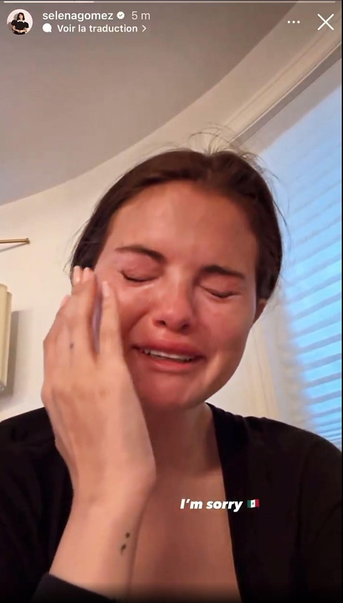 Selena Gomez khóc nức nở khi chia sẻ về việc những người nhập cư bất hợp pháp bị trục xuất. Selena Gomez khóc nức nở khi chia sẻ về việc những người nhập cư bất hợp pháp bị trục xuất.