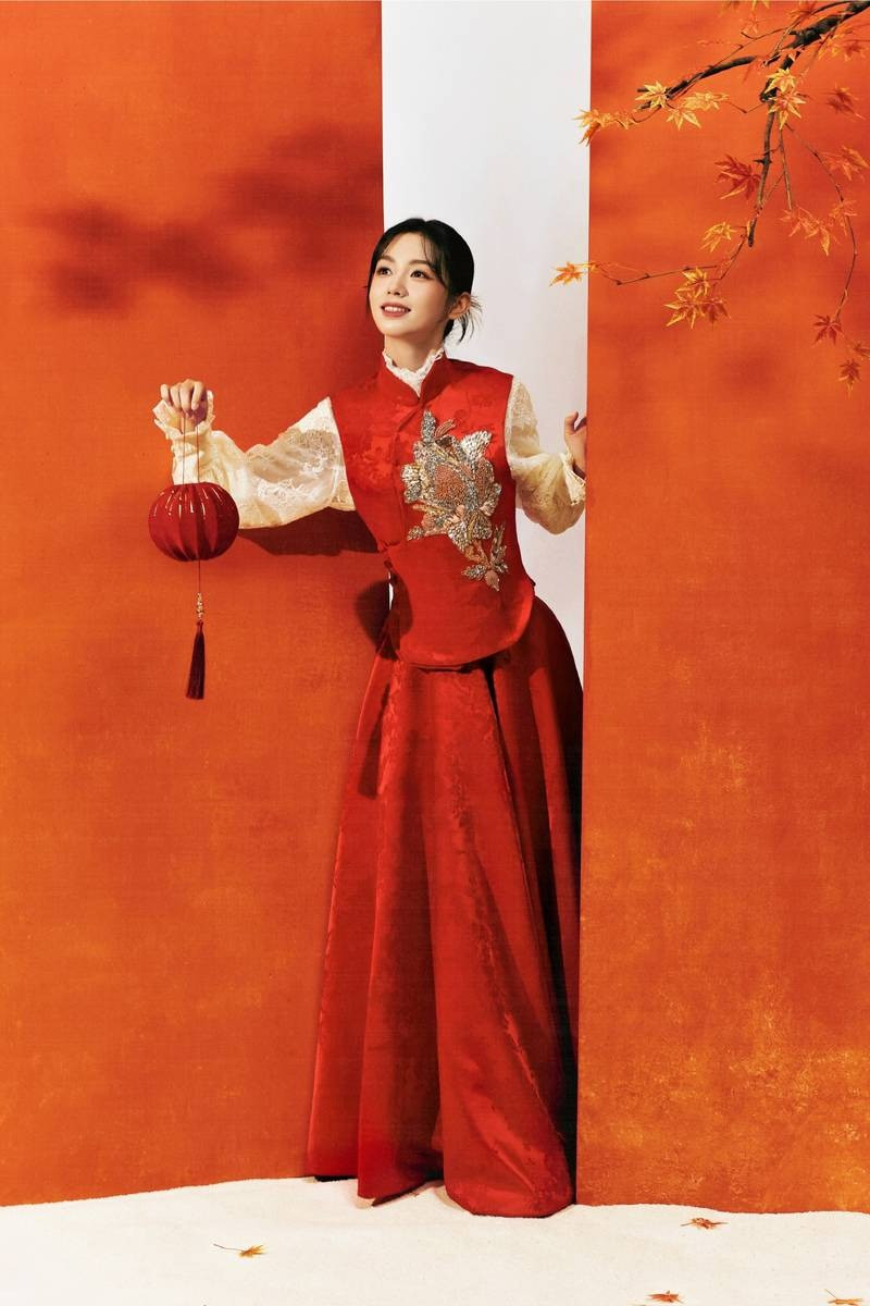 Nghê Ni chọn phong cách phi giới tính, khác xa với vẻ gợi cảm thường thấy. Châu Dã toát ra vẻ nữ tính, dịu dàng trong trang phục truyền thống.