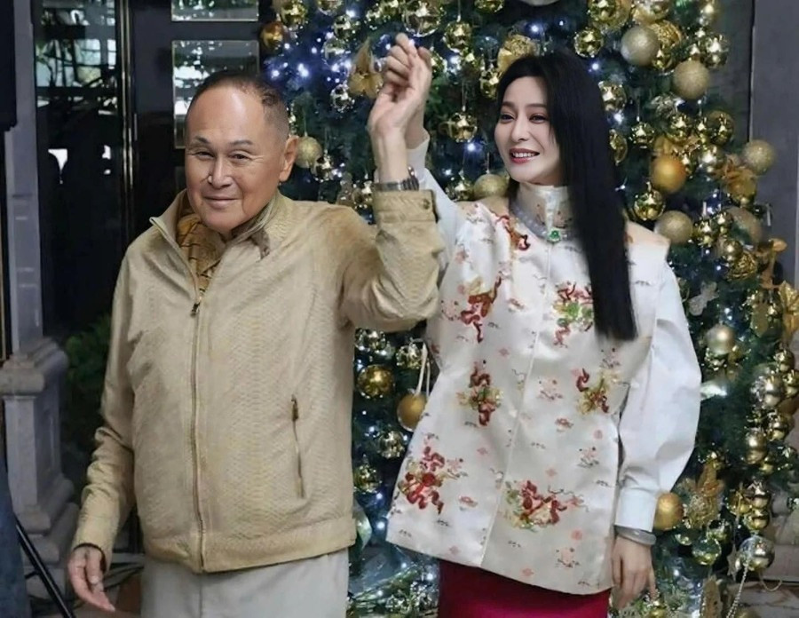 Phạm Băng Băng khiêu vũ với tỷ phú Triệu Thế Tăng. Phạm Băng Băng khiêu vũ với tỷ phú Triệu Thế Tăng.