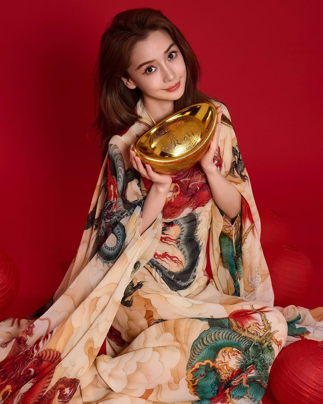 Angelababy xuất hiện trong bộ váy họa tiết rồng rắn gửi lời chúc tốt lành đến người hâm mộ. Dù danh tiếng không còn được như xưa, nhan sắc vợ cũ Huỳnh Hiểu Minh vẫn khiến nhiều cư dân mạng xiêu lòng. Sau nhiều tháng bị cấm sóng do xem show Lisa, Angelababy cuối cùng cũng được trở lại với Tương tư lệnh. Tuy nhiên, bộ phim cổ trang không nhận được phản hồi tích cực từ khán giả, ngược lại còn bị chê bai thậm tệ.