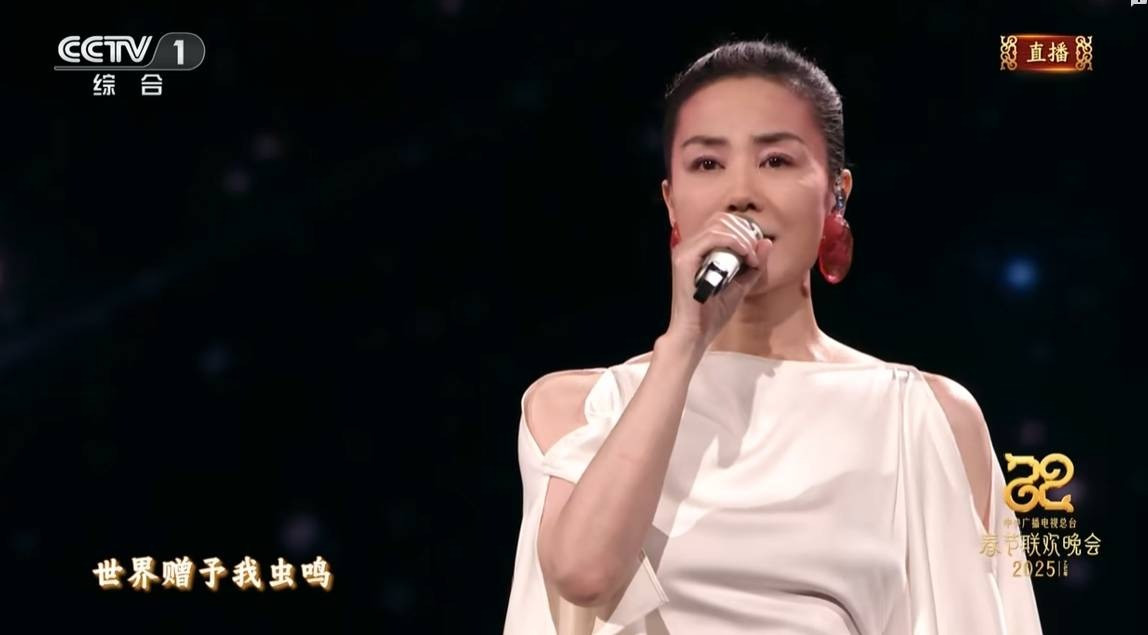 Vương Phi bất ngờ tái xuất Xuân Vãn sau 7 năm với tiết mục solo. Ở tuổi 56, bạn gái Tạ Đình Phong trông như mới ngoài 40 tuổi, gây ấn tượng với vẻ thanh lịch, đằm thắm.