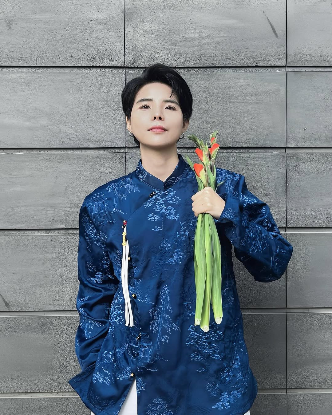 Vũ Cát Tường mặc trang phục cách điệu từ áo dài truyền thống. Cô gửi lời chúc đầu năm: &quot;Chúc mừng năm mới! Vạn sự cát tường!&quot;.