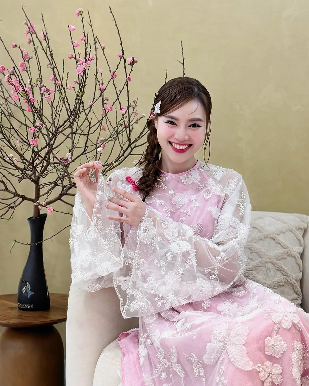 Ninh Dương Lan Ngọc cũng chọn áo dài làm trang phục vào ngày 28 Tết. Cô chia sẻ khoảnh khắc rạng rỡ bên hoa đào hồng tươi. &quot;Mai Tết rồi, giờ mặc bộ này đi dọn dẹp này. Cả nhà dọn tới đâu rồi?&quot;, nữ diễn viên hỏi thăm người hâm mộ.