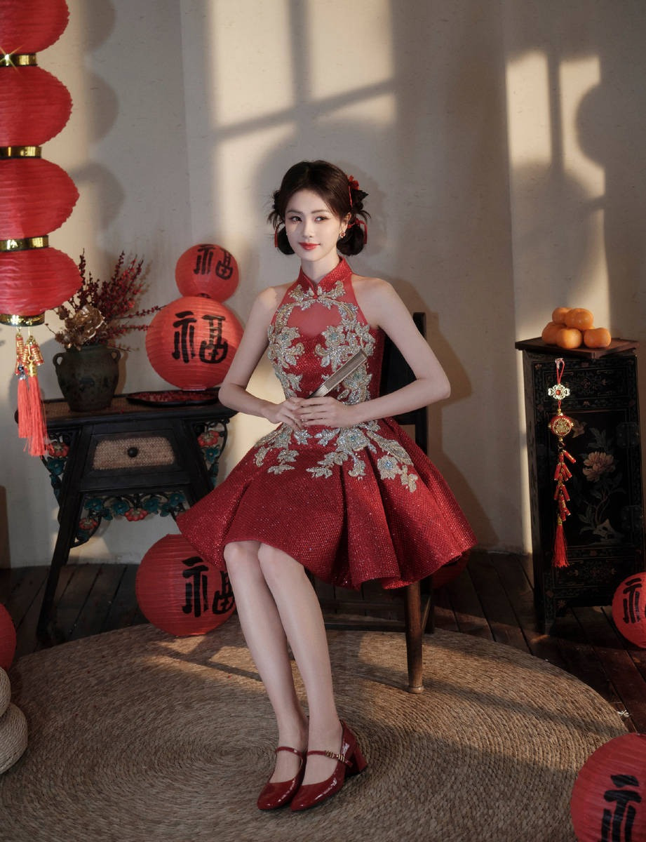 Bạch Lộc và Chung Sở Hi đều xuất hiện trong trang phục màu đỏ năm mới. Một bên ngọt ngào, dễ thương. Bên còn lại trưởng thành, trông như mỹ nhân Hollywood cổ điển.