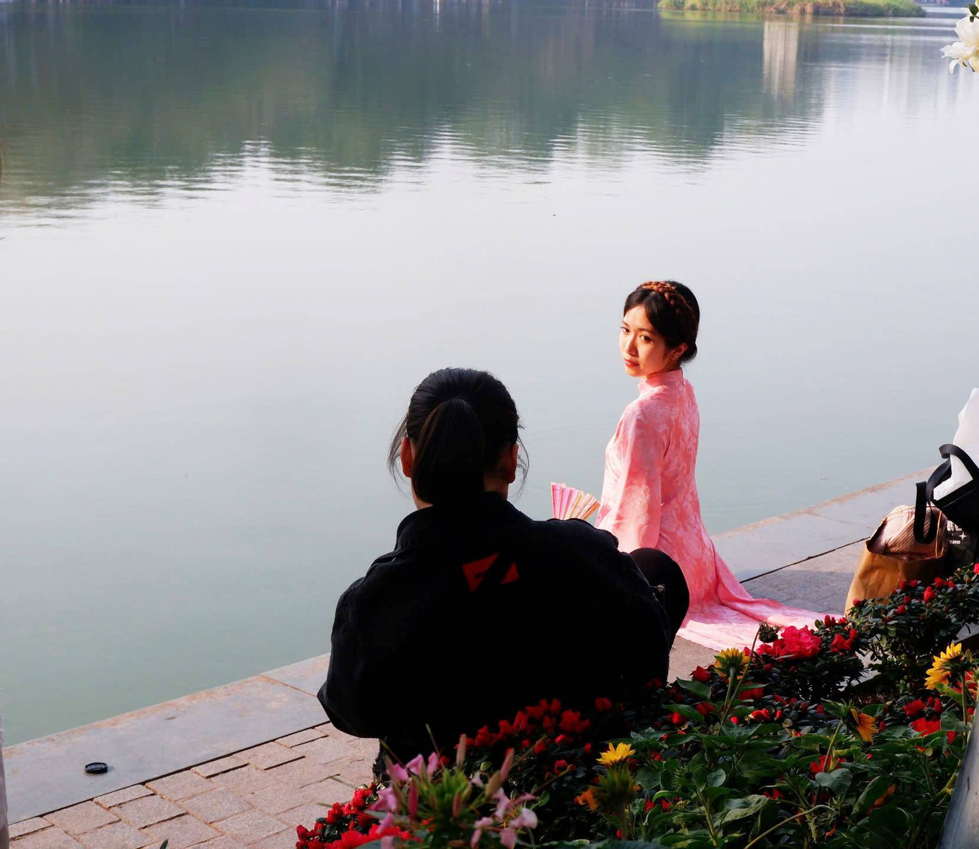 Ngày cuối tuần mùa đông nắng đẹp, thích hợp cho các cô gái khoe sắc với tà áo dài truyền thống. Ảnh: Tú Oanh.