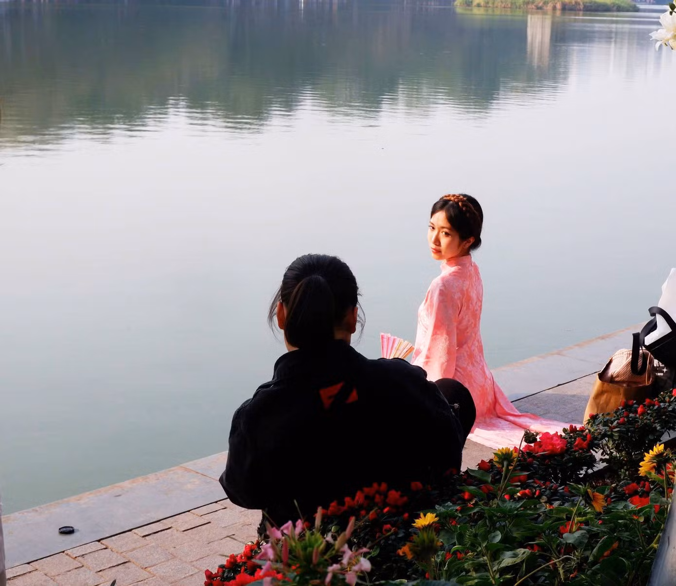 Ngày cuối tuần mùa đông nắng đẹp, thích hợp cho các cô gái khoe sắc với tà áo dài truyền thống. Ảnh: Tú Oanh.