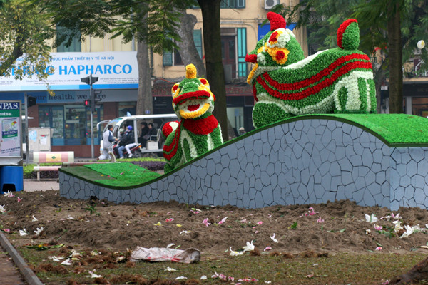 Hai chú kì lân kết từ hoa trở nên lạc lõng giữa bề bộn