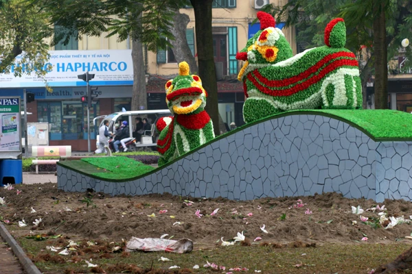 Hai chú kì lân kết từ hoa trở nên lạc lõng giữa bề bộn