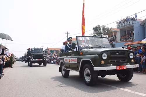 Đoàn xe đi qua Đồng Hới
