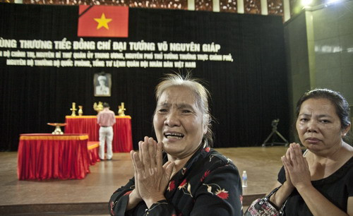 Cùng đưa chồng vào nằm Viện Quân y 108, bà Trần Thị Thoa (quê Bắc Cạn) và Nguyễn Thị Hương (Tuyên Quang) rủ nhau vào viếng Đại tướng. Đứng trước di ảnh Người, hai người phụ nữ vừa chắp tay vái, vừa khóc ròng “Biết Bác mất chúng con đau lòng lắm Bác ơi”. Ảnh: Vnexpress. Cùng đưa chồng vào nằm Viện Quân y 108, bà Trần Thị Thoa (quê Bắc Cạn) và Nguyễn Thị Hương (Tuyên Quang) rủ nhau vào viếng Đại tướng. Đứng trước di ảnh Người, hai người phụ nữ vừa chắp tay vái, vừa khóc ròng “Biết Bác mất chúng con đau lòng lắm Bác ơi”. Ảnh: Vnexpress
