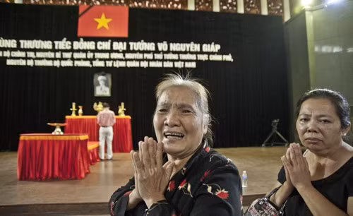 Cùng đưa chồng vào nằm Viện Quân y 108, bà Trần Thị Thoa (quê Bắc Cạn) và Nguyễn Thị Hương (Tuyên Quang) rủ nhau vào viếng Đại tướng. Đứng trước di ảnh Người, hai người phụ nữ vừa chắp tay vái, vừa khóc ròng “Biết Bác mất chúng con đau lòng lắm Bác ơi”. Ảnh: Vnexpress. Cùng đưa chồng vào nằm Viện Quân y 108, bà Trần Thị Thoa (quê Bắc Cạn) và Nguyễn Thị Hương (Tuyên Quang) rủ nhau vào viếng Đại tướng. Đứng trước di ảnh Người, hai người phụ nữ vừa chắp tay vái, vừa khóc ròng “Biết Bác mất chúng con đau lòng lắm Bác ơi”. Ảnh: Vnexpress