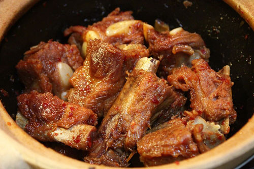 Đun tới khi sườn ngấm gia vị, vàng đều, đẹp mắt