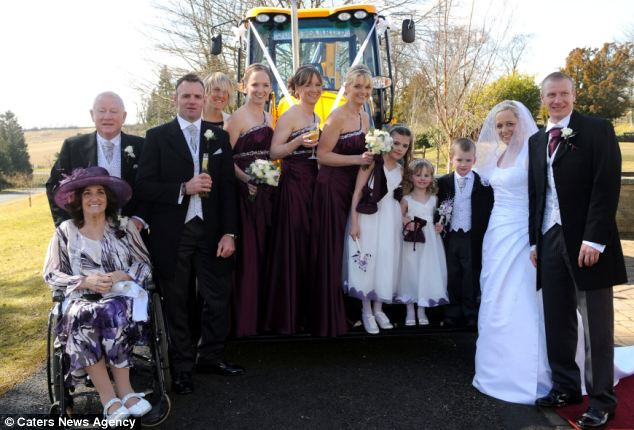 Người thân và bạn bè của đôi uyên ương vui vẻ chúc mừng hạnh phúc hai người