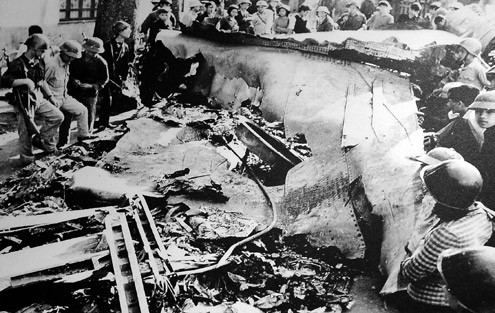 Máy bay chiến lược B52 bị bắn tan xác rơi trên đường Hoàng Hoa Thám ngày 27-12-1972