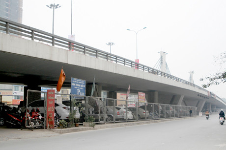 Nhiều phương tiện ô tô, xe máy được nhồi nhét tại các gầm cầu vượt