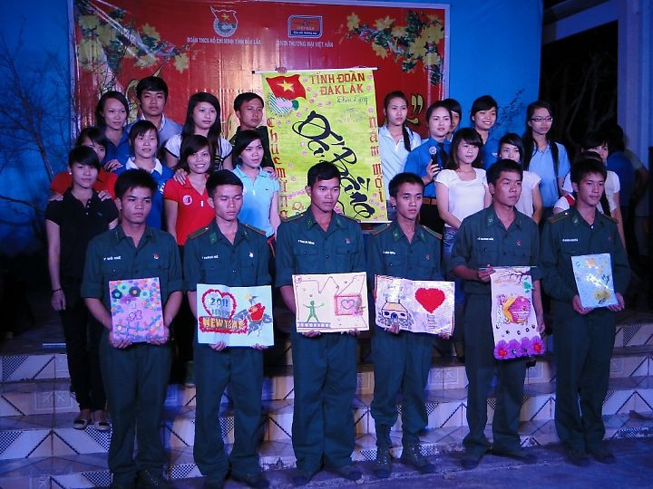 Những phần quà ý nghĩa được gửi tặng cán bộ, chiến sỹ Đồn 739