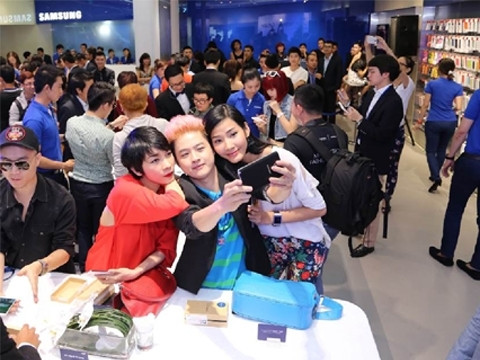 Cửa hàng trưng bày và bán đồ công nghệ của Samsung