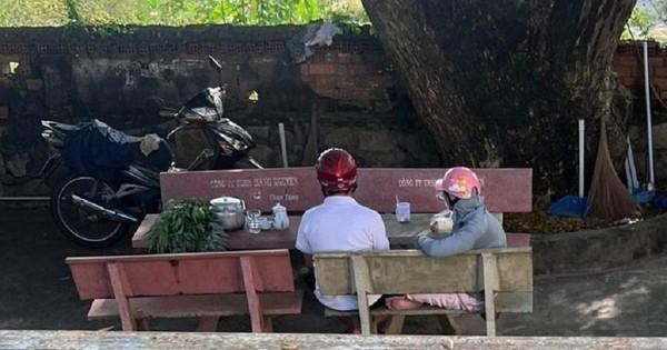 Người phụ nữ được chồng tới đón về nhà. Ảnh: CACC Người phụ nữ được chồng tới đón về nhà. Ảnh: CACC