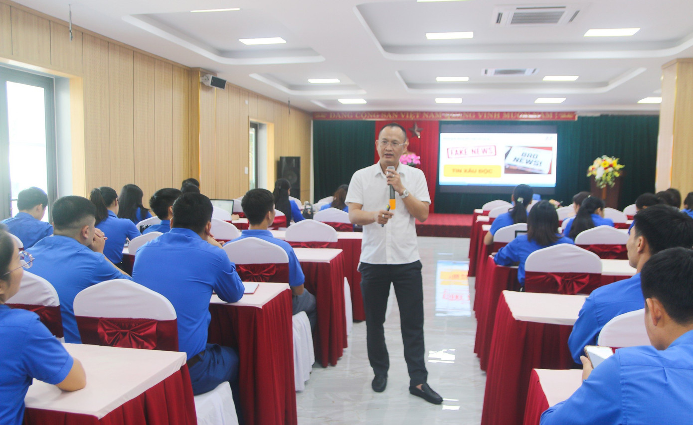 Đồng chí Trần Ngọc Hưng - Phó Giám đốc Trung tâm Công nghệ Thông tin, Sở Thông tin Truyền thông truyền đạt nội dung luật an toàn thông tin mạng và bộ quy tắc ứng xử thông tin trên mạng xã hội Đồng chí Trần Ngọc Hưng - Phó Giám đốc Trung tâm Công nghệ Thông tin, Sở Thông tin Truyền thông truyền đạt nội dung luật an toàn thông tin mạng và bộ quy tắc ứng xử thông tin trên mạng xã hội