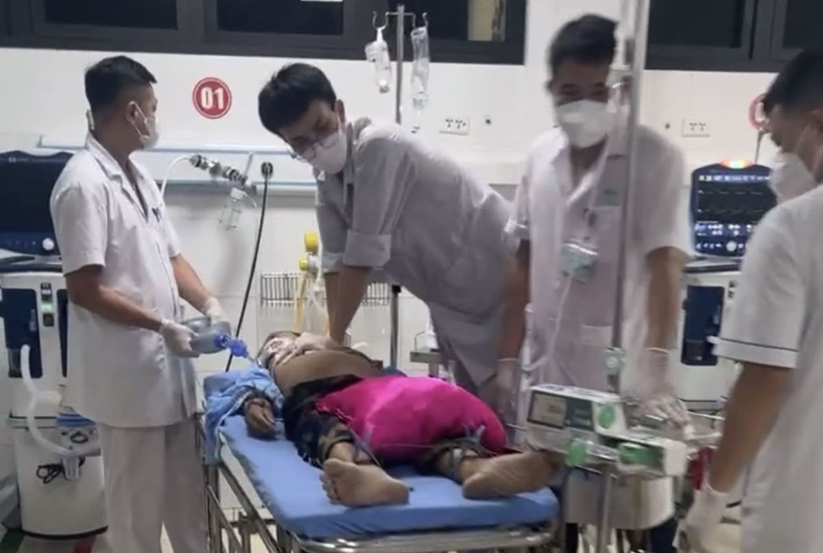 Bệnh nhân M được cấp cứu nhưng không qua khỏi. Ảnh cắt từ clip Bệnh nhân M được cấp cứu nhưng không qua khỏi. Ảnh cắt từ clip