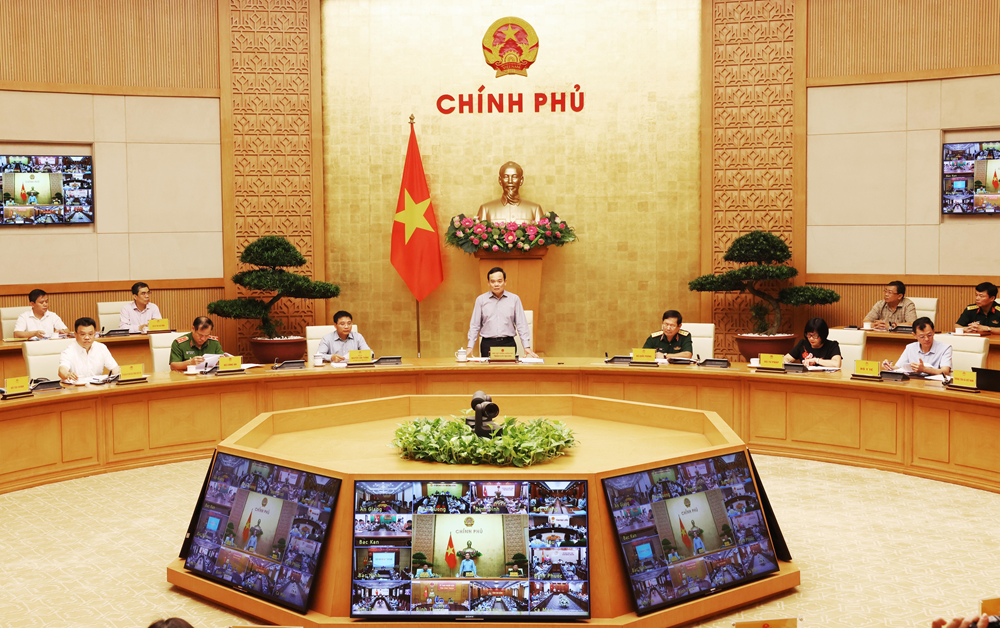 Ông Trần Lưu Quang - Ủy viên Trung ương Đảng, Phó Thủ tướng Chính phủ, Chủ tịch Ủy ban An toàn giao thông Quốc gia, chủ trì hội nghị trực tuyến toàn quốc.