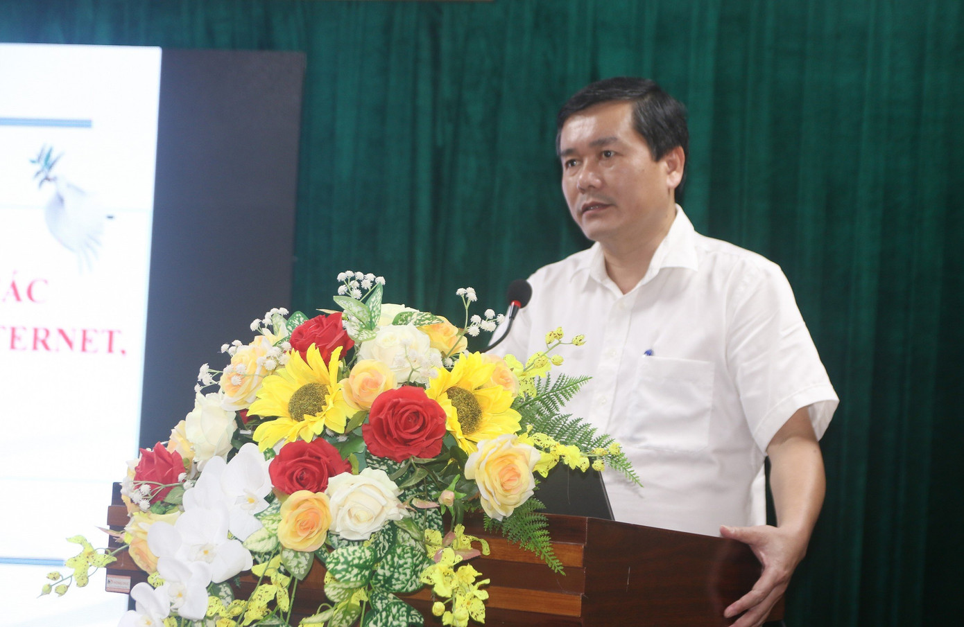 Đồng chí Phạm Văn Tuấn - Phó Trưởng ban Tuyên giáo Tỉnh ủy, Trưởng nhóm chuyên gia Ban chỉ đạo 35 Tỉnh ủy truyền đạt nội dung kỹ năng nhận diện và hình thức đấu tranh chống âm mưu thủ đoạn, chống phá của các thế lực thù địch... Đồng chí Phạm Văn Tuấn - Phó Trưởng ban Tuyên giáo Tỉnh ủy, Trưởng nhóm chuyên gia Ban chỉ đạo 35 Tỉnh ủy truyền đạt nội dung kỹ năng nhận diện và hình thức đấu tranh chống âm mưu thủ đoạn, chống phá của các thế lực thù địch...