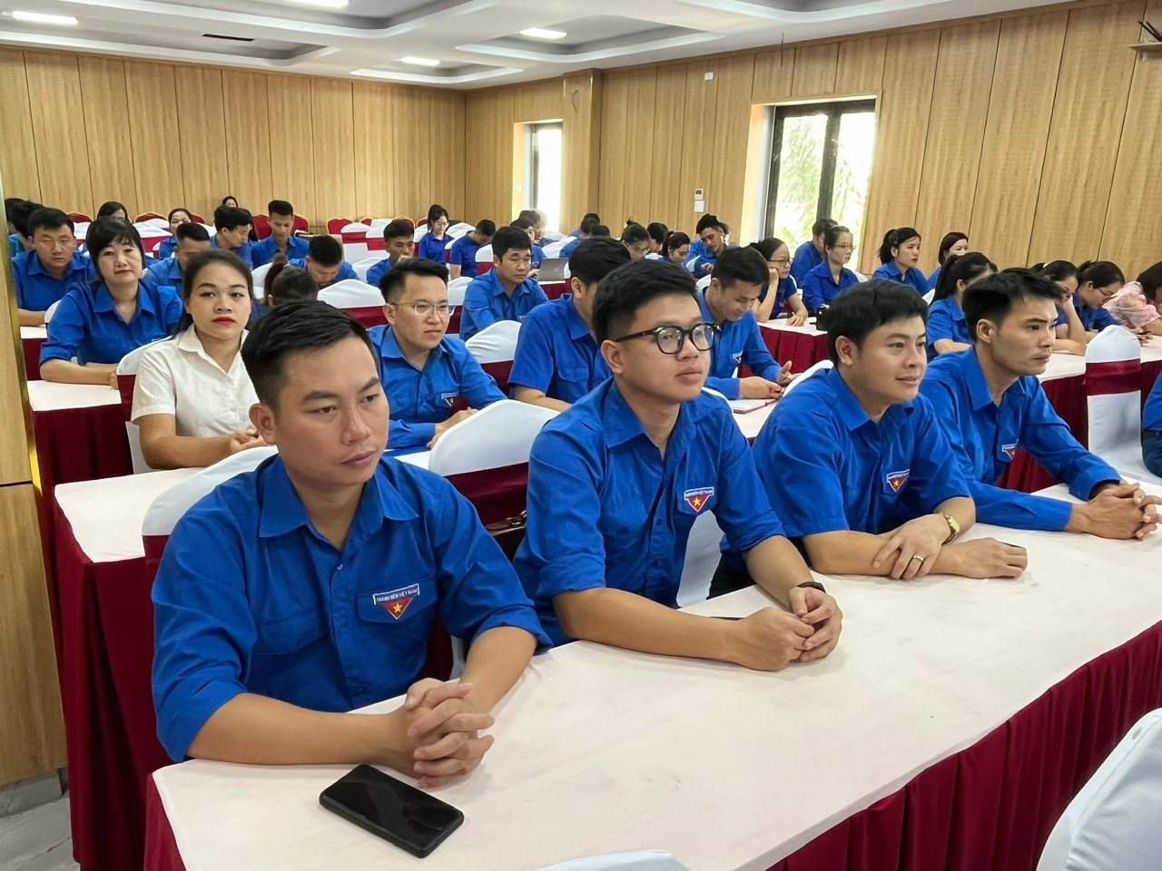 Cán bộ, đoàn viên, thanh niên tham dự Cán bộ, đoàn viên, thanh niên tham dự