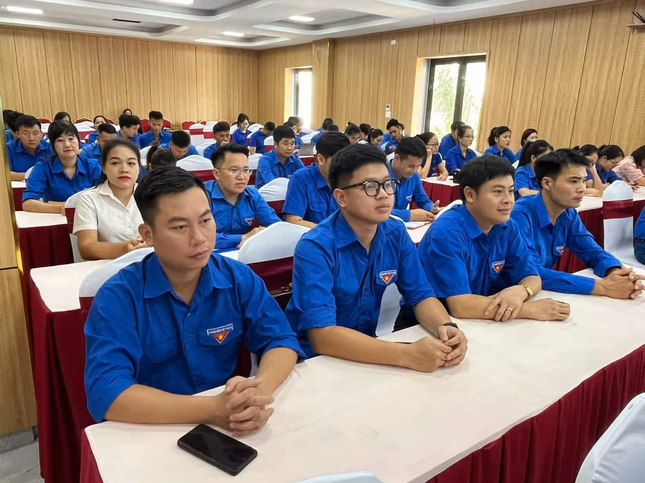 Cán bộ, đoàn viên, thanh niên tham dự Cán bộ, đoàn viên, thanh niên tham dự