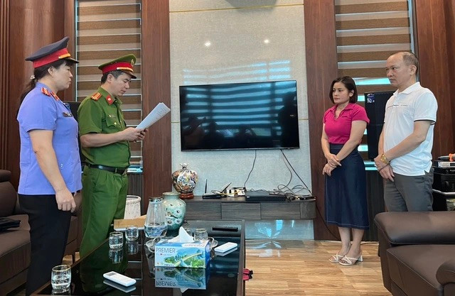 Cơ quan Cảnh sát điều tra Công an tỉnh Thanh Hóa thi hành Lệnh khám xét nơi ở đối với Lê Thị Thắm. Ảnh: VKSND tỉnh Thanh Hóa Cơ quan Cảnh sát điều tra Công an tỉnh Thanh Hóa thi hành Lệnh khám xét nơi ở đối với Lê Thị Thắm. Ảnh: VKSND tỉnh Thanh Hóa