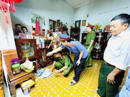 Cơ quan Cảnh sát điều tra, Công an thành phố Thanh Hoá thực hiện khám xét nơi ở của Lê Bá Bình Cơ quan Cảnh sát điều tra, Công an thành phố Thanh Hoá thực hiện khám xét nơi ở của Lê Bá Bình