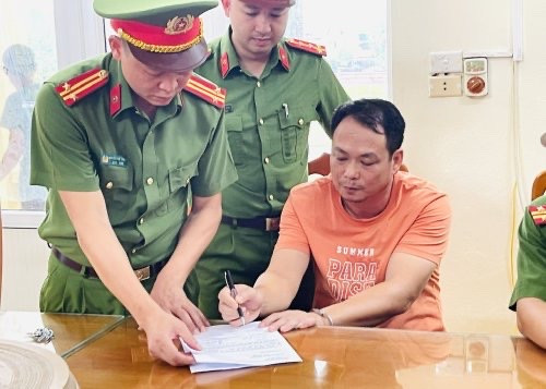 Nguyễn Đại Thắng ký nhận các quyết định phê chuẩn của Viện kiểm sát nhân dân Nguyễn Đại Thắng ký nhận các quyết định phê chuẩn của Viện kiểm sát nhân dân