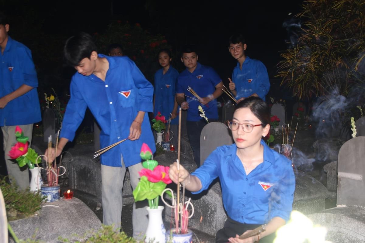 Dâng hương tại Nghĩa trang liệt sỹ Quốc tế Đồng Tâm Dâng hương tại Nghĩa trang liệt sỹ Quốc tế Đồng Tâm