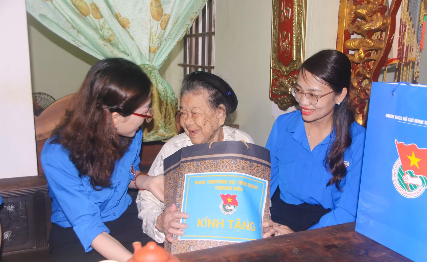 Thăm, tặng quà cho Mẹ Việt Nam Anh hùng Lê Thị Hừu