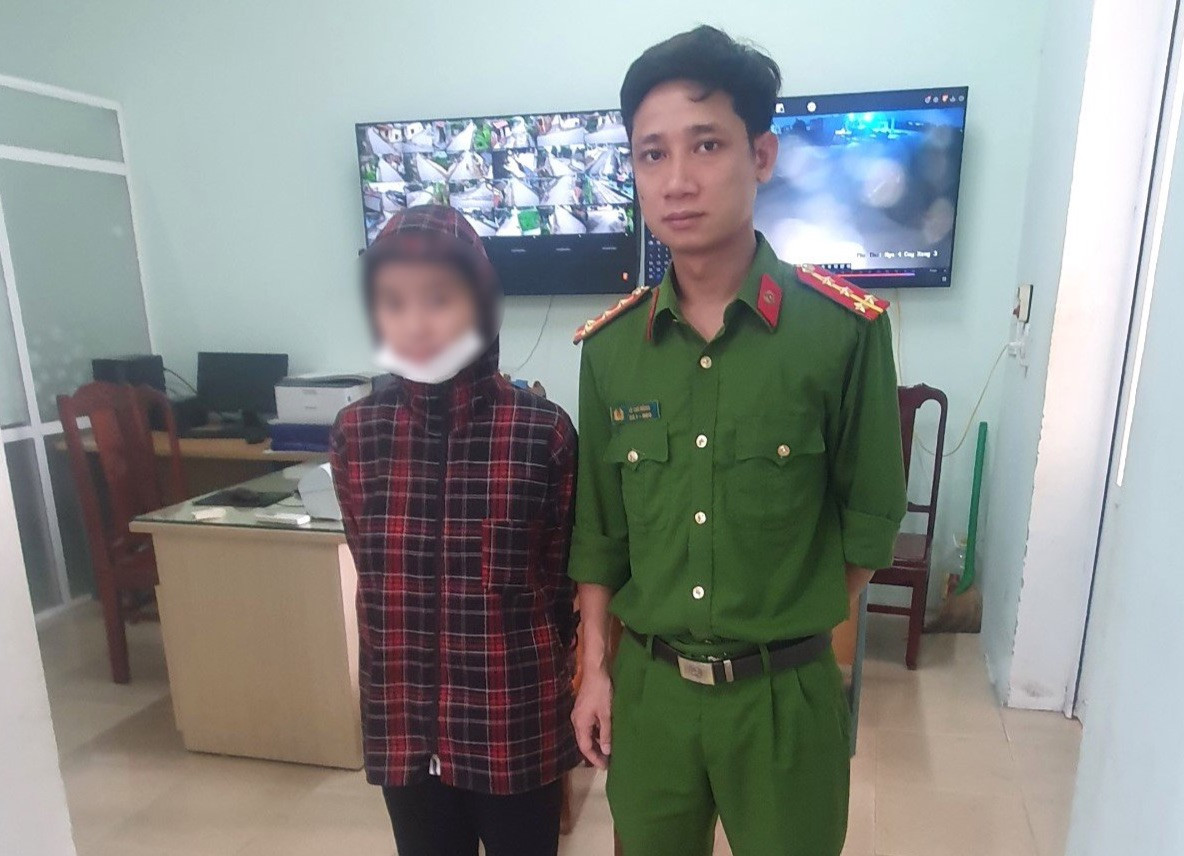 Cháu T.T.C. được lực lượng chức năng hỗ trợ tìm kiếm đưa về gia đình Cháu T.T.C. được lực lượng chức năng hỗ trợ tìm kiếm đưa về gia đình