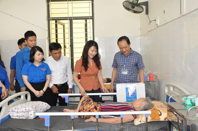 Hoạt động thăm hỏi, tặng quà tại Trung tâm điều dưỡng người có công Hoạt động thăm hỏi, tặng quà tại Trung tâm điều dưỡng người có công