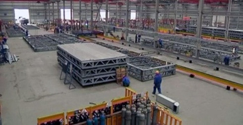 Hầu hết các bước xây dựng đều được làm trong nhà máy. Ảnh: BBC
