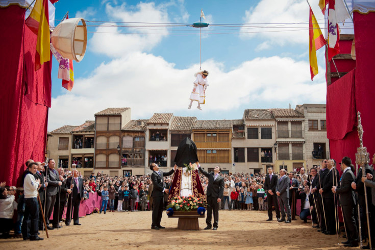 Pablo Leal Requejo đóng vai một thiên sứ trong Tuần Thánh Bajada del Angel ở Penafiel, Tây Ban Nha