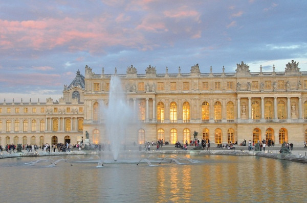 Là một trong những lâu đài nổi tiếng nhất ở Pháp, Versailles thu hút hơn 3 triệu du khách mỗi năm