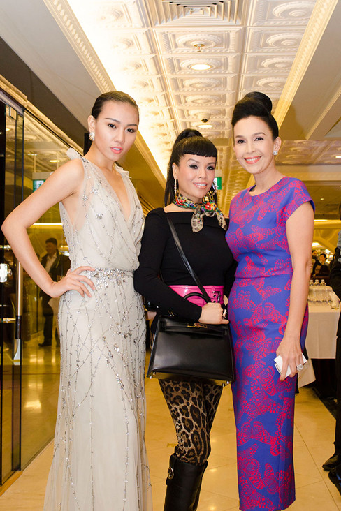 Người đẹp Diễm My 9X tiếp tục lăng-xê mốt váy họa tiết cánh bướm của Đỗ Mạnh Cường