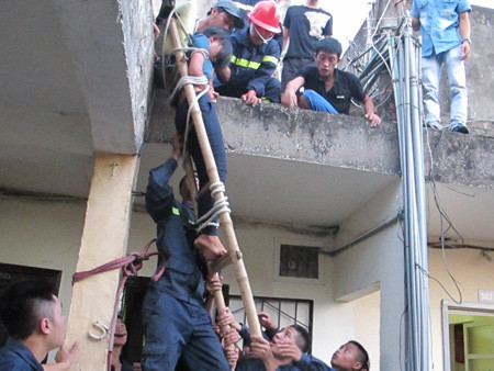 Phải tiêm thuốc an thần, lực lượng cứu hộ mới đưa được cô gái xuống đất an toàn. Phải tiêm thuốc an thần, lực lượng cứu hộ mới đưa được cô gái xuống đất an toàn