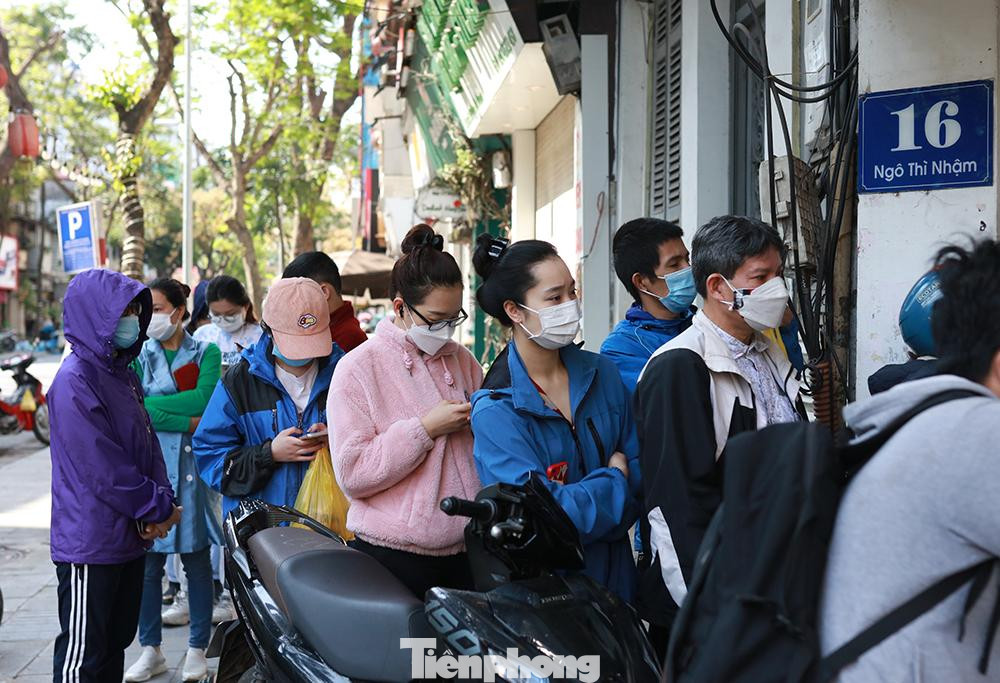 Chen chân xếp hàng chờ mua bánh trôi, bánh chay tại một hàng chè nổi tiếng trên phố Ngô Thì Nhậm.