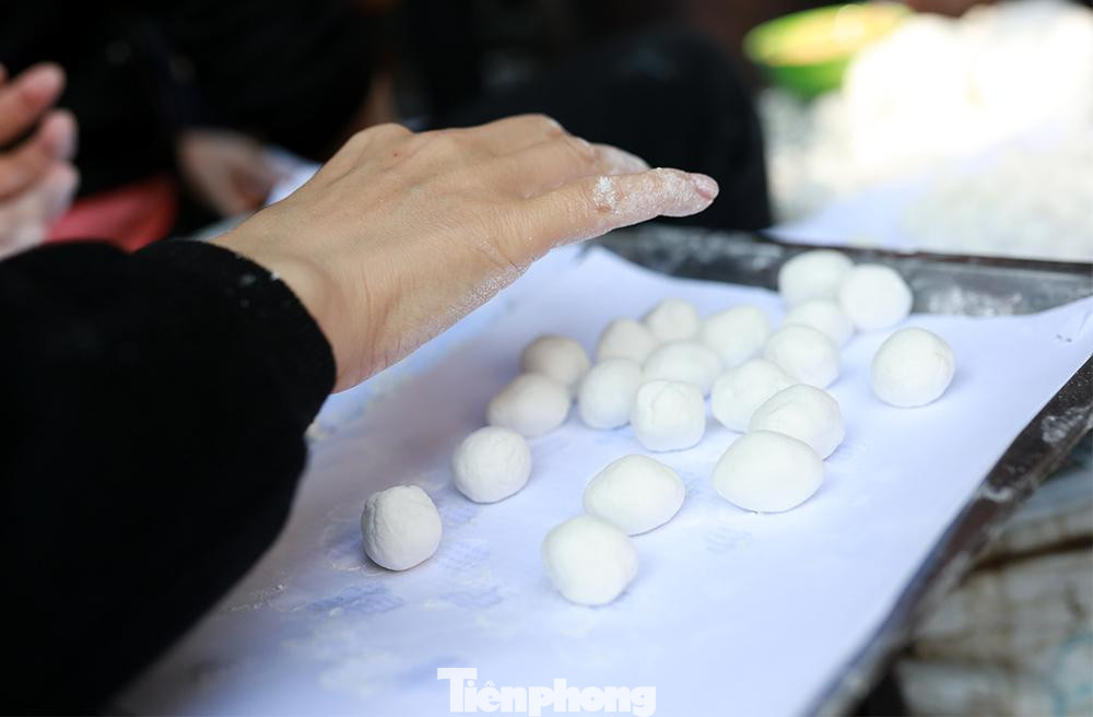 Bánh trôi được nặn với kích thước nhỏ, luộc chín trong thời gian ngắn