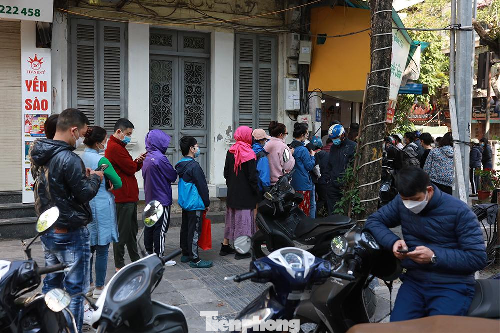 Có người xếp hàng hơn 2 tiếng đồng hồ mới mua được bánh trôi, bánh chay.